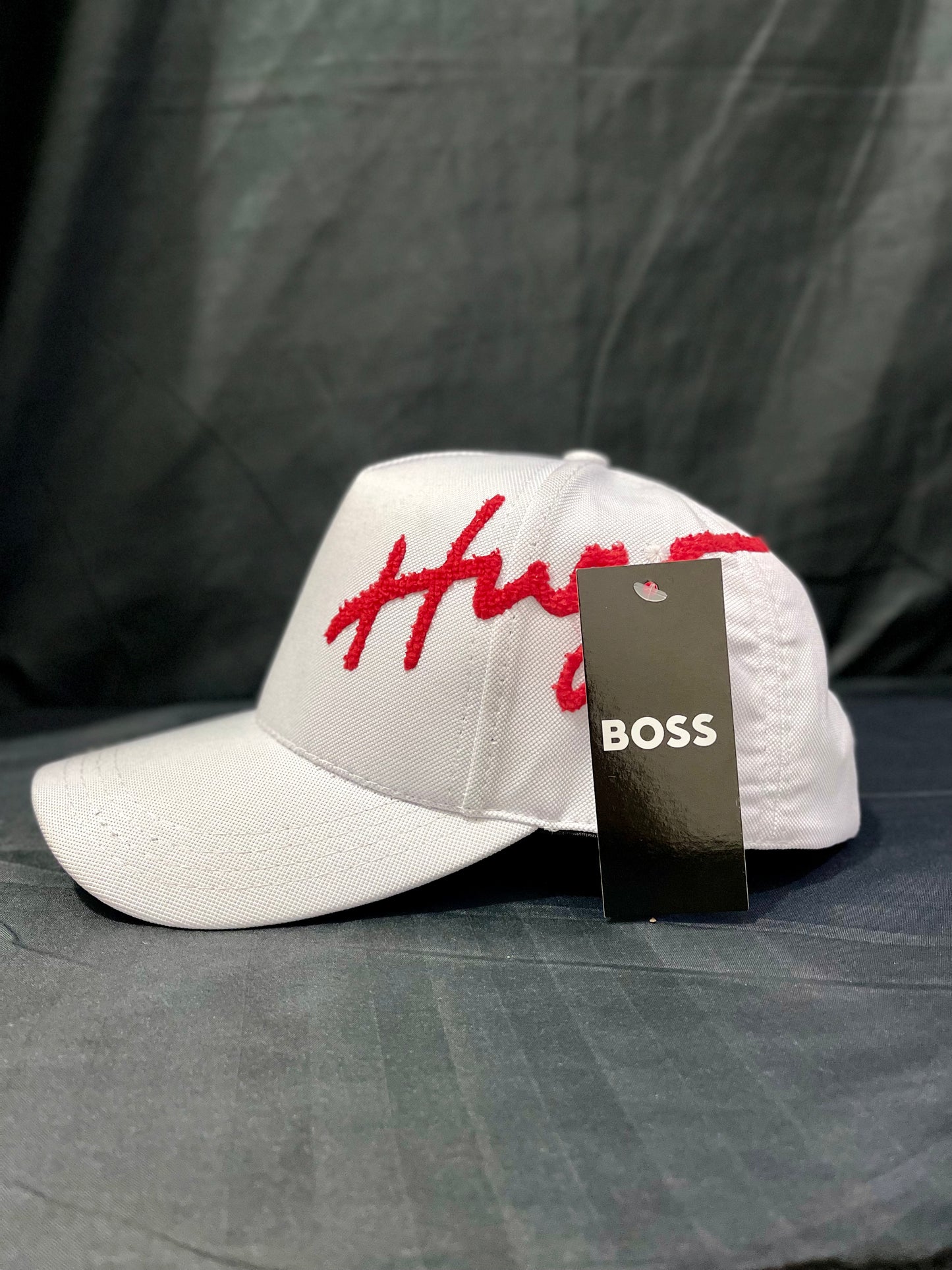 GORRA HUGO BOSS - Hugo firma blanca roja